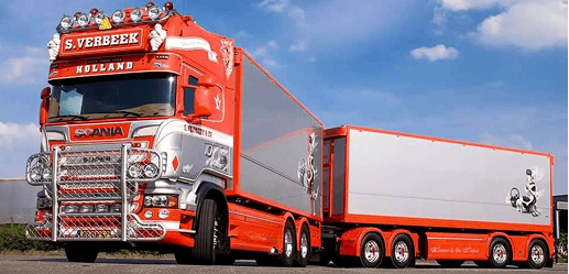 Rode vrachtwagen van S. Verbeek met oplegger